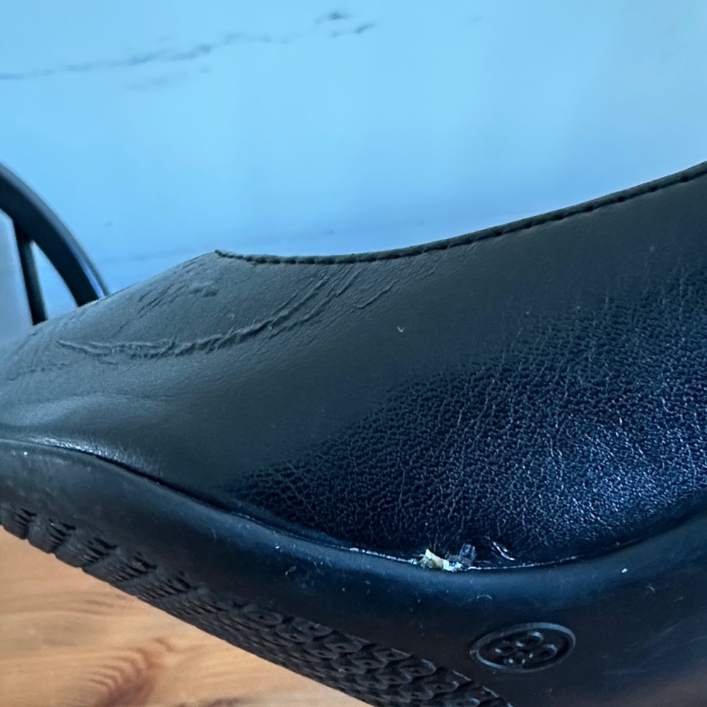 Women's Black Pointed-Toe Pumps - Picture 5 of 6